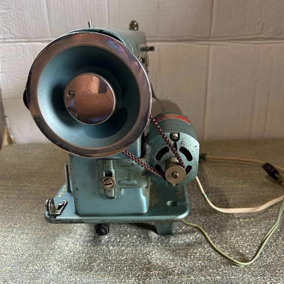 Sewing Machine - Picture 9 of 12